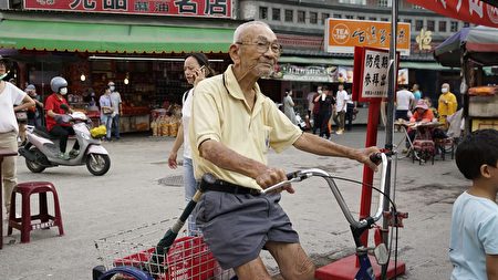 今年已九十四岁的魏幼谦师傅，是台湾少见以手工方式制作黄铜哨角的艺师，今天也到场观赏演出 。