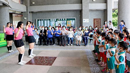  吴凤科技大学幼儿保育系大姐姐指导宣信附幼小朋友跳洗手舞。