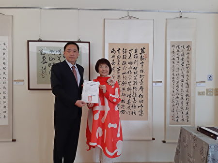 施雪紅參加書法展，金駝獎藝術基金會董事長田又元(左)頒贈感謝狀