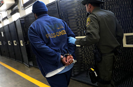 降低感染风险加州监狱计划再放3500犯人惹议 加州惩戒署 释放囚犯 洛杉矶 大纪元