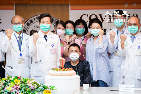 台大醫院18日為中共肺炎（武漢肺炎）重症康復者舉行「慶生」記者會，重症患者A先生（前中）感謝醫護人員和親友的支持。