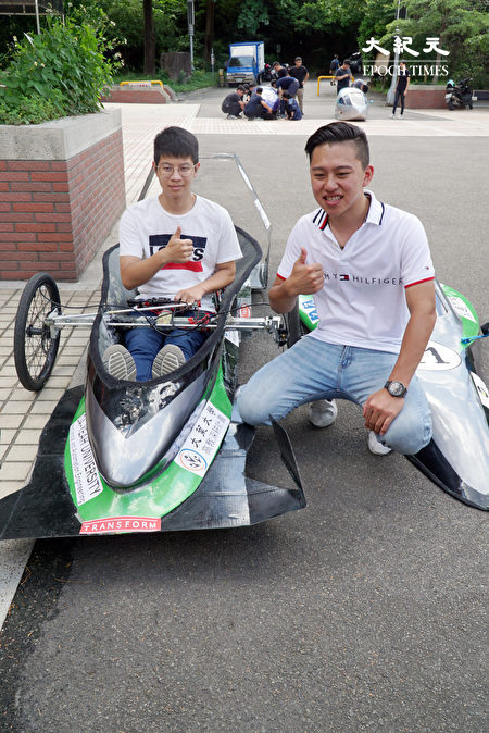 电动车队长、大叶大学机械系大三的江佳翰(右)说，车体设计将车壳与车架结合。