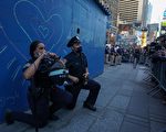纽约警察单膝下跪 感化抗议者 化解暴力
