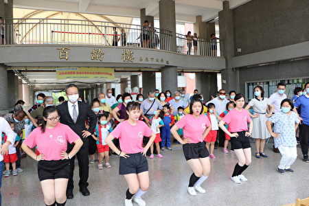  吴凤科技大学幼儿保育系大姐姐在前排示范跳洗手舞。