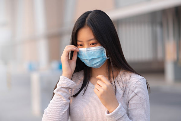 如何才能既戴口罩防病毒，又保護好自己的皮膚呢？(Shutterstock)