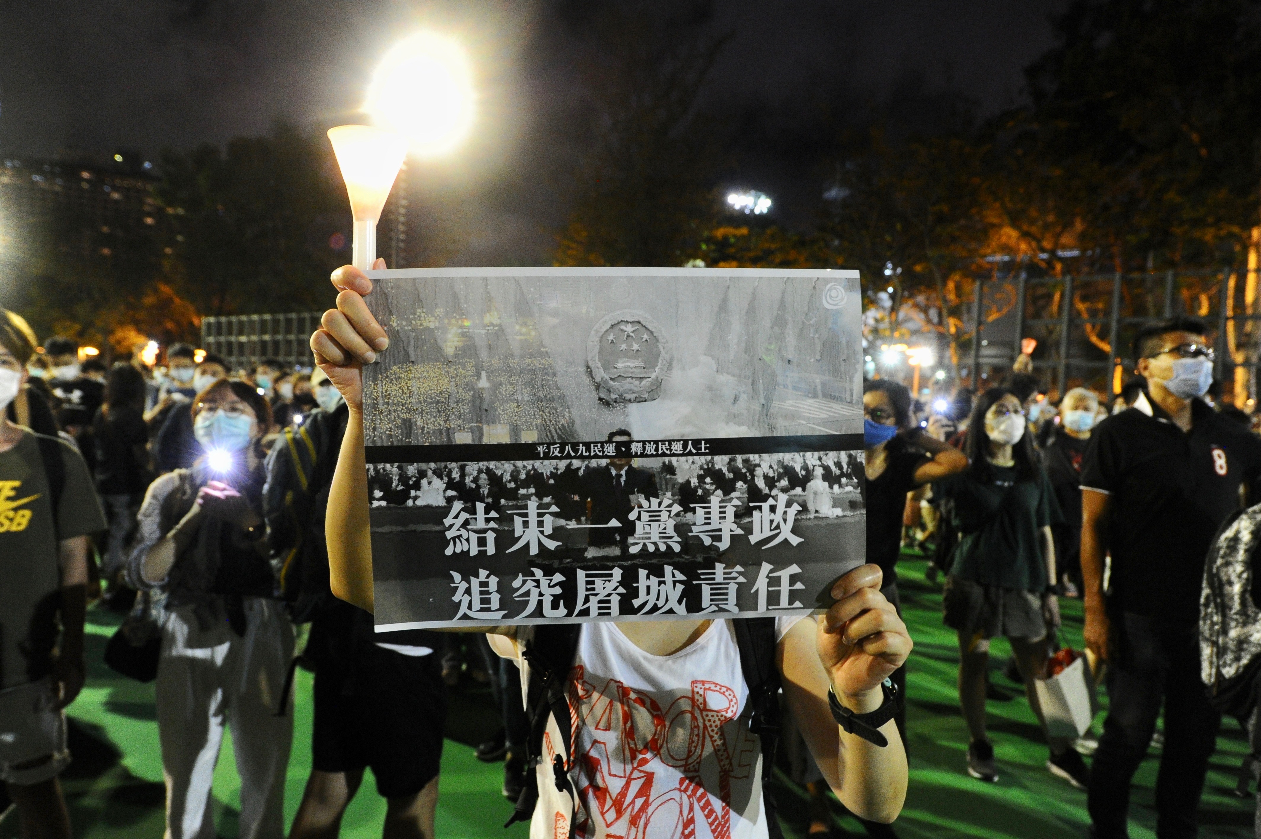 港版國安法未明確是否設追溯期,每年舉辦「六四晚會」的支聯會擔心法例通過後,會追究他們表達「結束一黨專政」的立場。圖為6月4日上萬香港市民無畏打壓,齊聚維園燭光悼念,訴請結束一黨專政。(宋碧龍/大紀元)