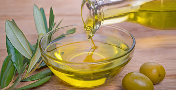 橄欖油有抑制發炎、抗癌和抗老化等好處。(Shutterstock)