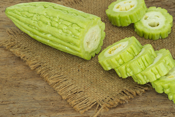 教你4步骤，正确清洗苦瓜、小黄瓜等瓜类，去掉农药残留。(Shutterstock)