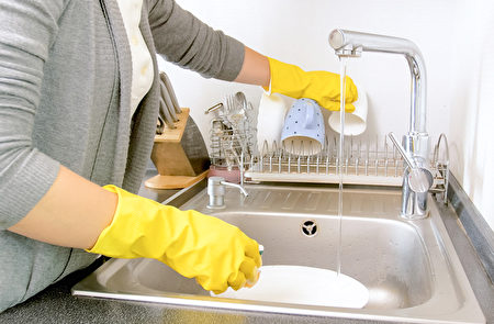 洗完餐具先沥干再用烘碗机烘干，可预防霉菌孳生。(Shutterstock)