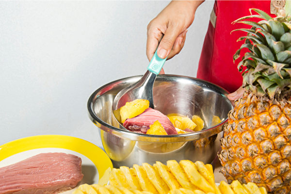 凤梨堪称天然的“肉品软化剂”，它含有凤梨酵素，能够分解肉类、豆类等富含蛋白质的食物。(Shutterstock)