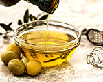 胆固醇高的人,料理用油可选用含Omega-9的橄榄油。(Shutterstock)