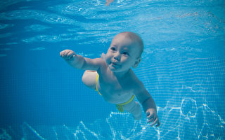 8个月大宝宝被丢进水里学游泳 爆红短片惹议