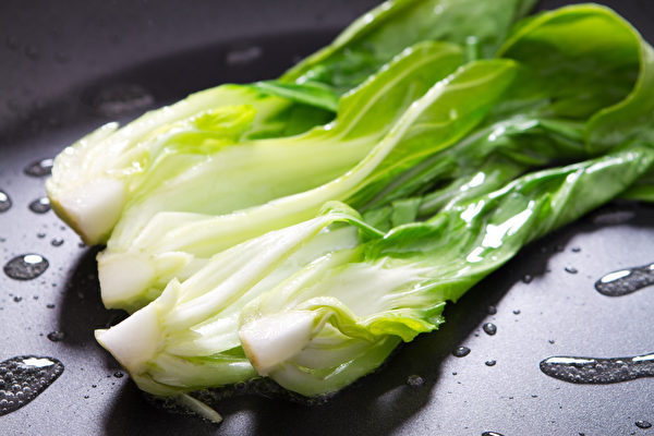 為避免營養流失，料理青江菜最理想的方式不是水煮，而是用油快炒。(Shutterstock)