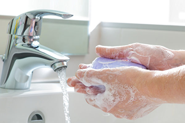酒精干洗手液不能防所有病毒，而用肥皂洗手可预防有套膜及无套膜病毒。(Shutterstock)