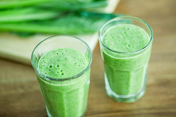 富含植物生化素的蔬果汁，能促进体内的毒素排出体外。(Shutterstock)