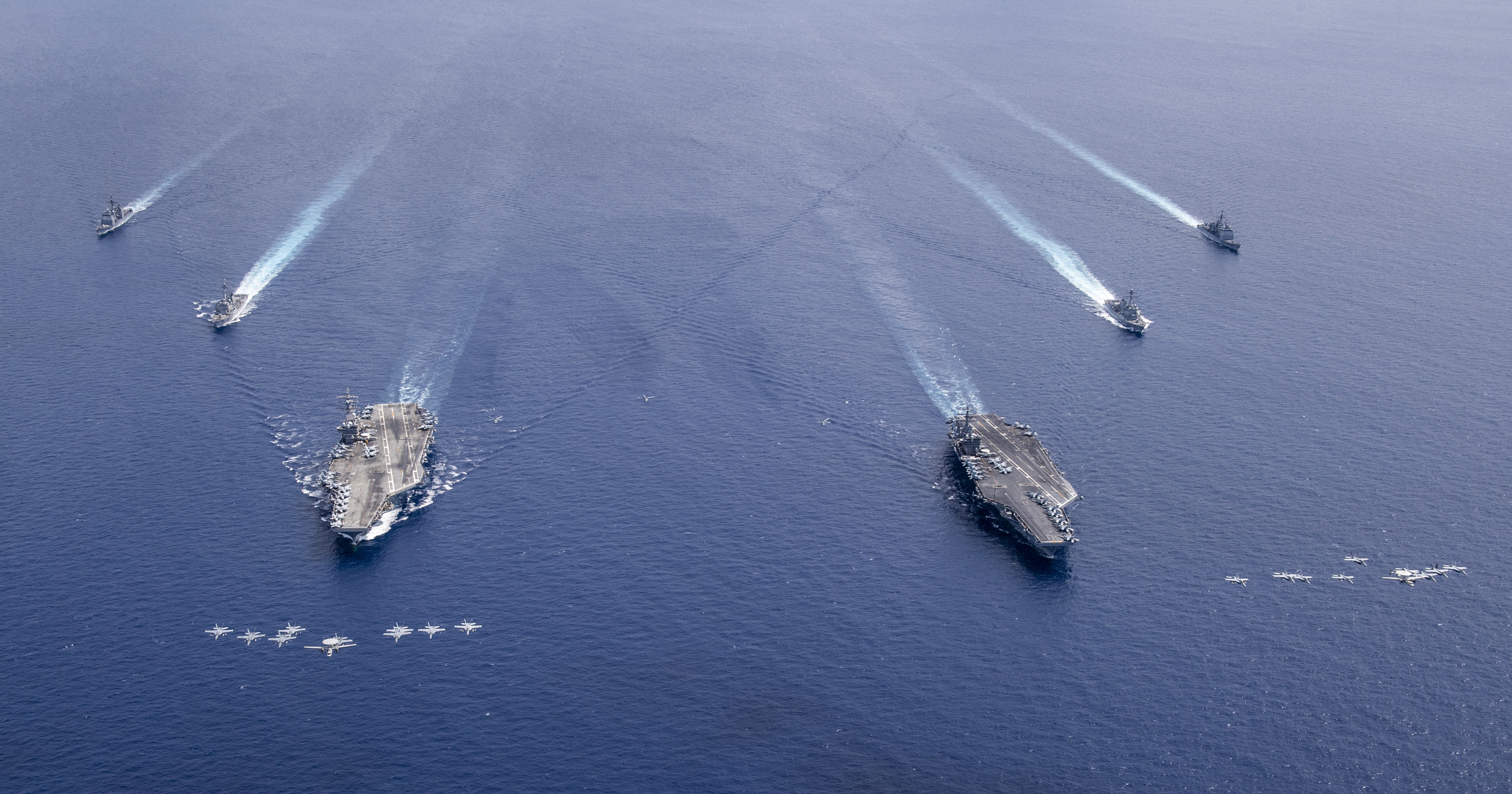 美國尼米茲號航空母艦（右）和里根號航空母艦（左）20天內在南海及印度洋四度演習，展示軍力及美、日、澳、印四國軍事同盟，強硬震懾中共。圖為2020年7月7日美國海軍發布的照片。(Keenan DANIELS/US NAVY/AFP)