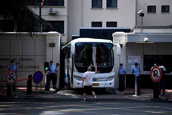 一巴士离开成都领事馆 疑似美外交官撤离