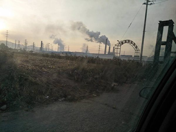 普阳钢铁厂排放大量废弃。（受访人提供）