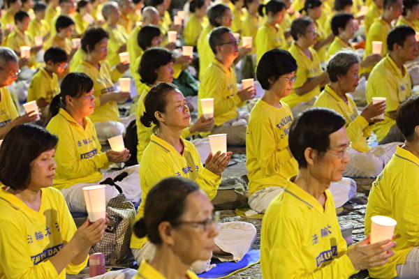 上千名台灣北部部份法輪功學員於7月18日晚間，在台北市民廣場舉行反迫害21周年燭光悼念會。（林仕傑／大紀元）