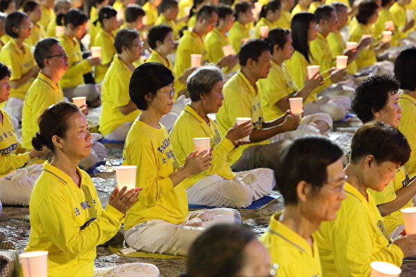 上千名台灣北部部份法輪功學員於7月18日晚間，在台北市民廣場舉行反迫害21周年燭光悼念會。（林仕傑／大紀元）