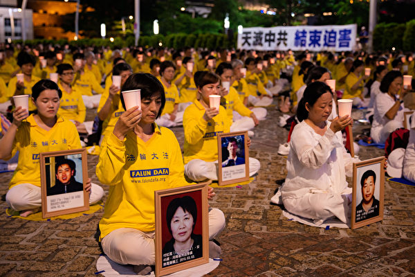 上千名台灣北部部份法輪功學員於7月18日晚間，在台北市民廣場舉行反迫害21周年燭光悼念會。（陳柏州／大紀元）