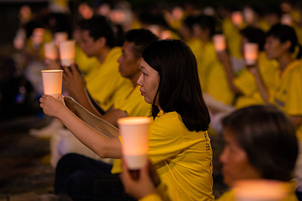 上千名台灣北部部份法輪功學員於7月18日晚間，在台北市民廣場舉行反迫害21周年燭光悼念會。（陳柏州／大紀元）