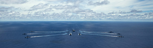 日本海上自衛隊（JMSDF）、澳洲國防軍（ADF）和羅納德・列根航母戰鬥群在菲律賓海域進行三方聯合軍事演習。（美國海軍網站提供）