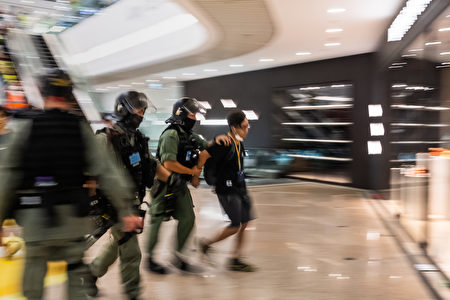 圖為7月1日警察抓捕上街遊行反抗港版國安法的民眾。（DALE DE LA REY/AFP via Getty Images）