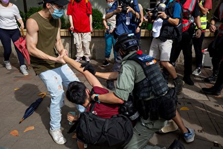 圖為7月1日警察抓捕上街遊行反抗港版國安法的民眾。（DALE DE LA REY/AFP via Getty Images）