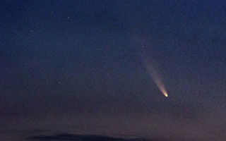 彗星划过太平洋上空 台湾天文迷捕捉到光影