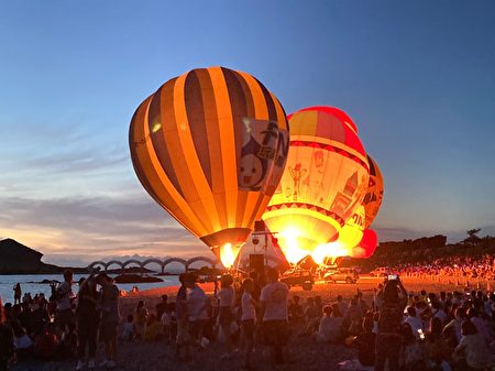 三仙台热气球光雕与游客共同迎接太平洋昇起的曙光。
