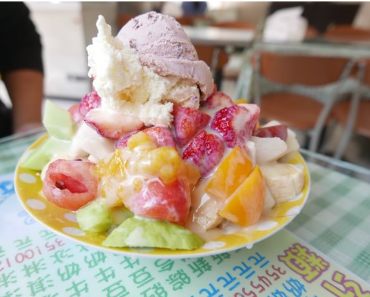 各種當季的新鮮水果,搭配剉冰再淋上濃郁煉乳,一道清涼水果山剉冰完全是視覺最高享受。(曾晏均/大紀元)