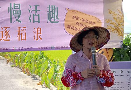 彰化县长王惠美一身农村妇女的装扮下田。