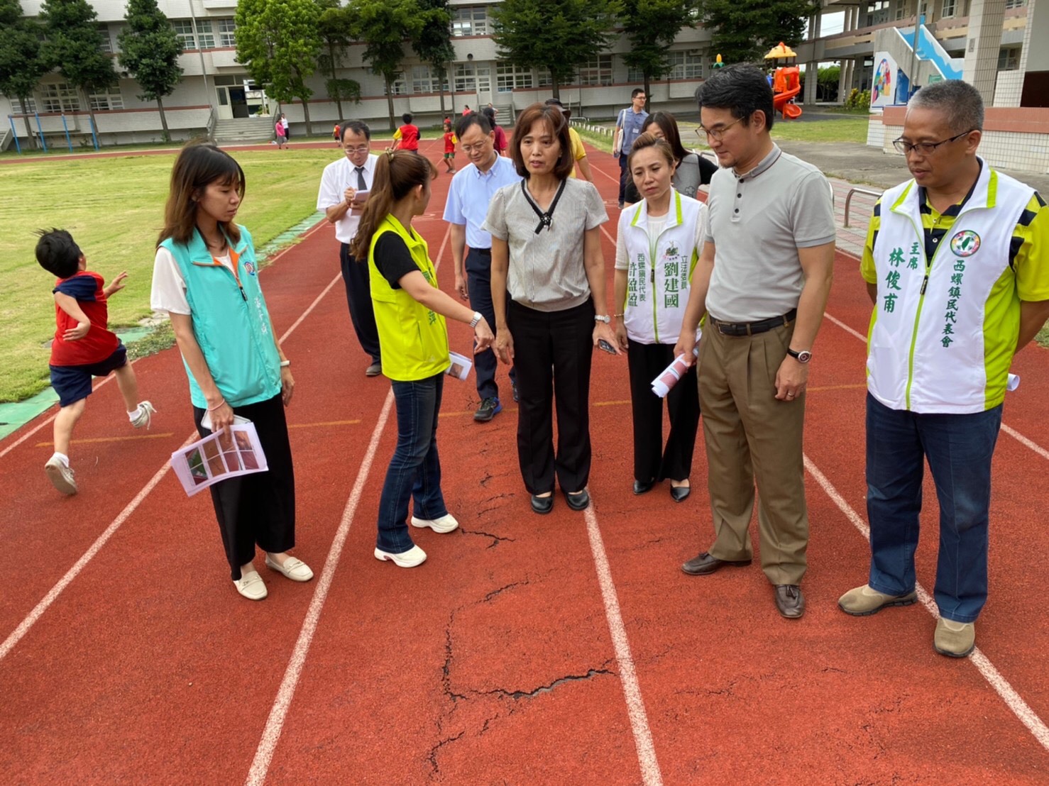 多所小学运动设施老旧刘建国邀相关部会会勘 大纪元
