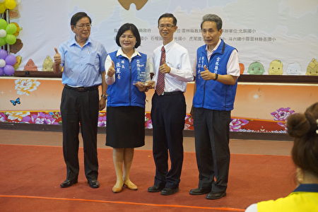 县长张丽善（左二）颁发感谢状给前国教署长也是云林四湖子弟的现任北市大教授吴清山（右二）。