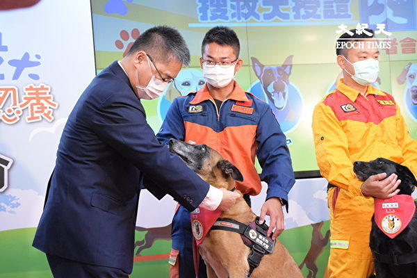 台灣搜救犬國際認證亞洲第一 徐國勇親自授階