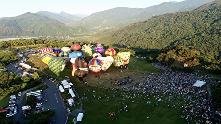 臺灣國際熱氣球嘉年華11日在臺東縣鹿野高台開幕。