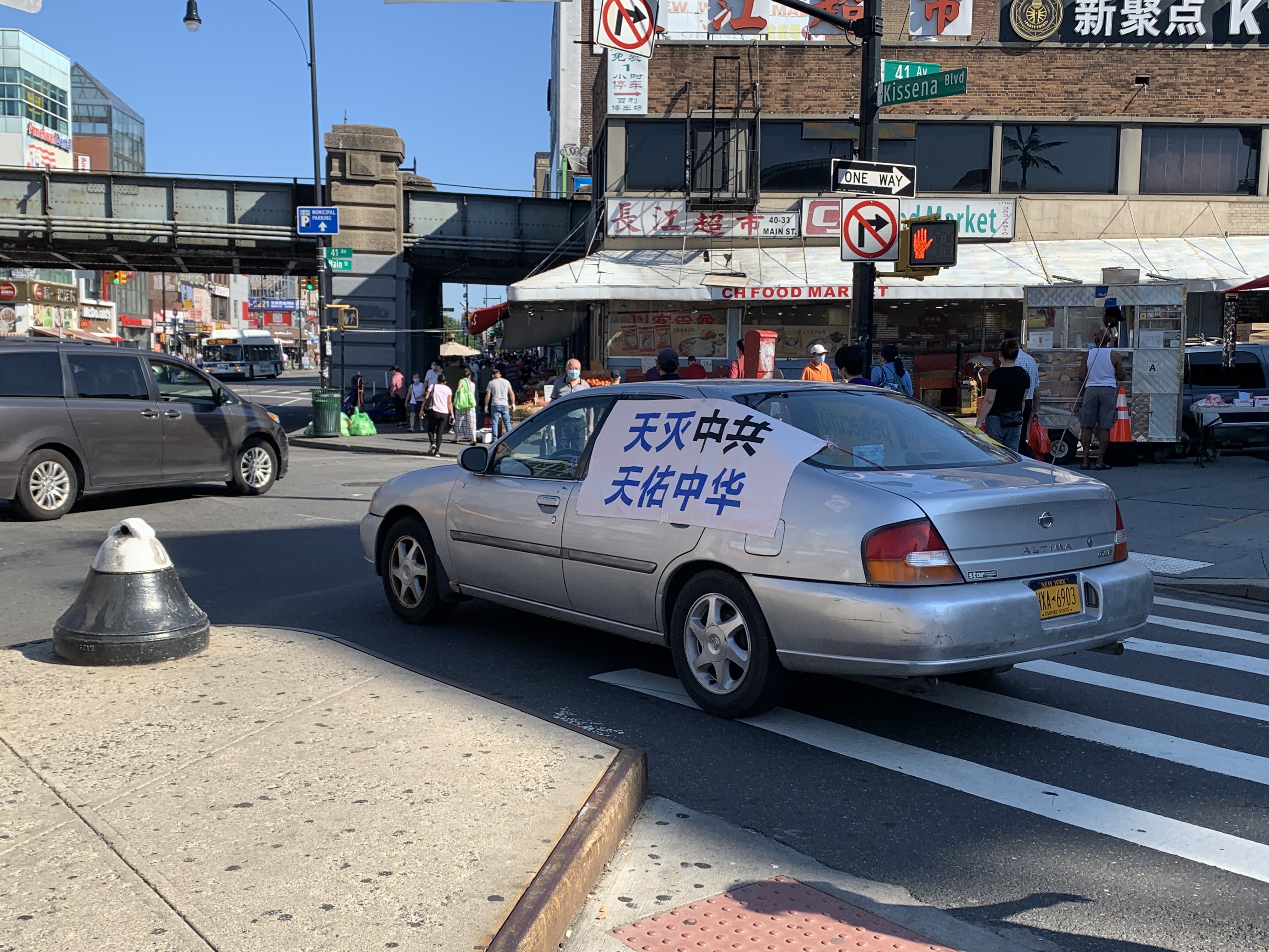 真相車途經法拉盛緬街鬧市區。(林丹/大紀元)