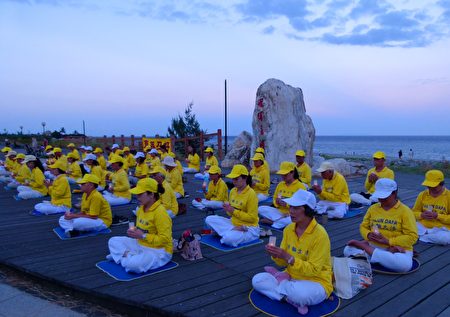 法轮功反迫害21周年，台东法轮功学员在台东海滨公园举行烛光悼念，呼唤正义良知。