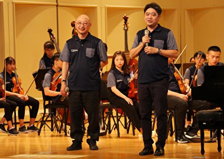  執行總監李威龍教授（右一）及常任指揮李季教授帶領嘉義市青年管弦樂團（C.Y.O）。