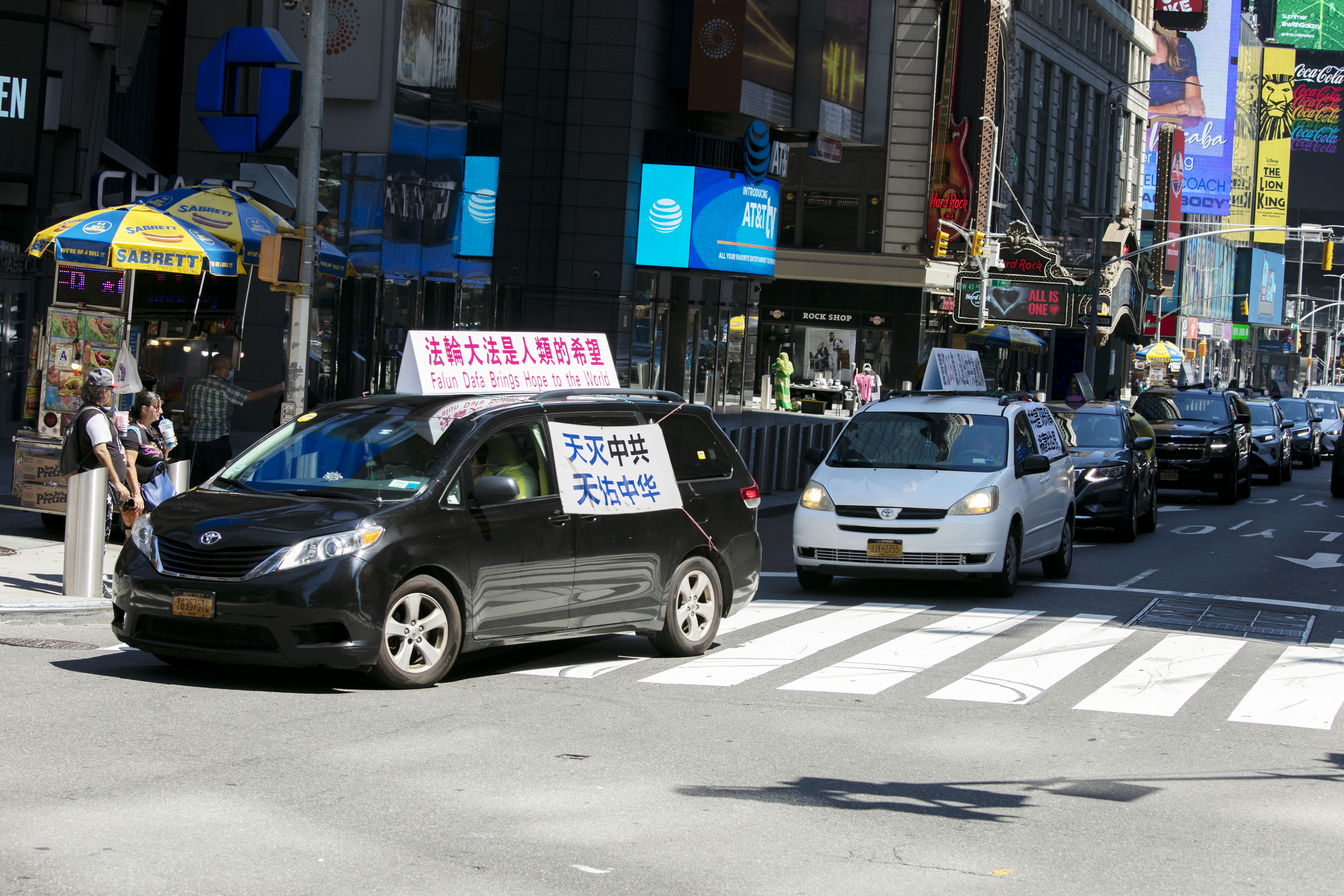 真相車隊途徑曼哈頓時代廣場。(張炳乾/大紀元)