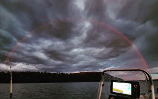 渔夫在芬兰湖上捕捉到罕见的红色彩虹