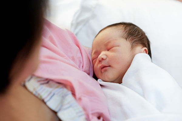 产妇难产急救无效 新生宝宝一举动让妈妈醒了
