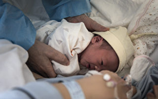 贵州一女子假扮护士，潜入医院偷走出生不到24小时的婴儿，图为资料图。(Photo by Getty Images)