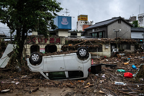 日本熊本縣周六（7月4日）降暴雨導致洪災和山泥傾瀉，造成至少20人死亡，14人失蹤。圖為2020年7月5日的日本熊本縣人吉市，附近的球磨川決堤後衝進城市，被掀翻的汽車。（Carl Court/Getty Images）