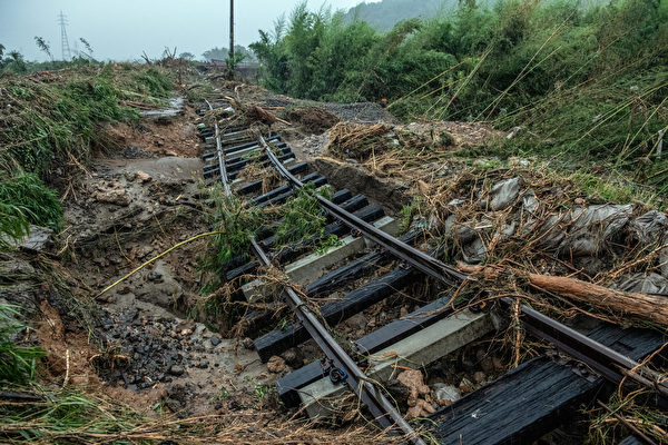 日本熊本縣周六（7月4日）降暴雨導致洪災和山泥傾瀉，造成至少20人死亡，14人失蹤。圖為2020年7月5日的日本熊本縣人吉市，附近的球磨川決堤後衝擊附近地區後被沖毀的鐵路線。（Carl Court/Getty Images）