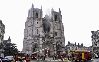 法国南特大教堂起火 暂无人员伤亡