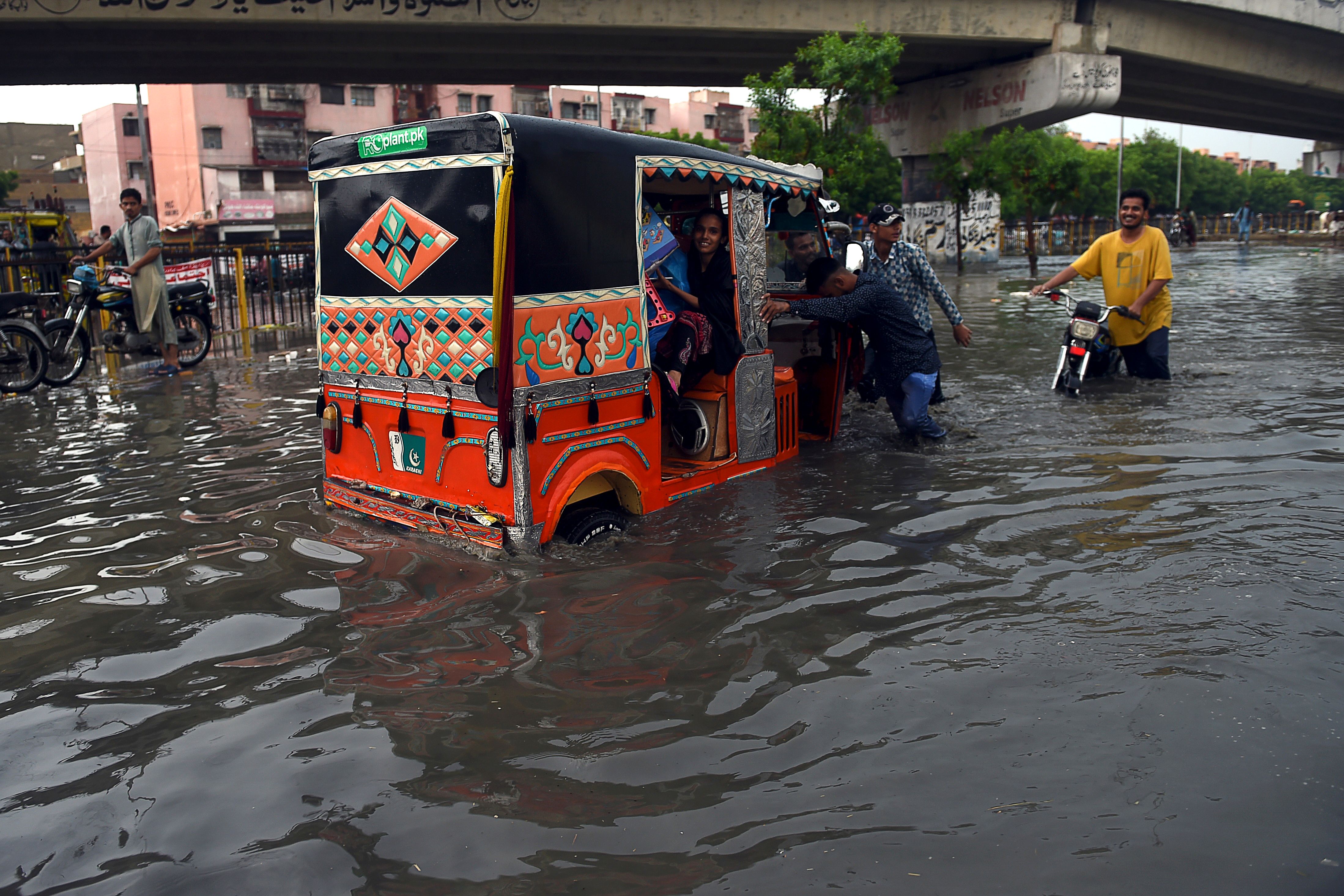 巴基斯坦因洪水死亡人数已超过1000人-大象网