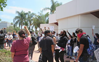 洛杉磯市議員要求警察統一向示威者下跪
