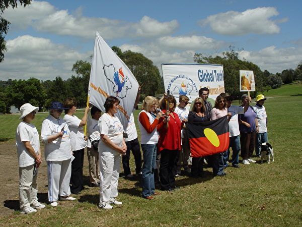 Becker於2007年在Shepparton地區舉行的「人權聖火全球巡迴傳遞」集會上發言。（Jan Becker提供）